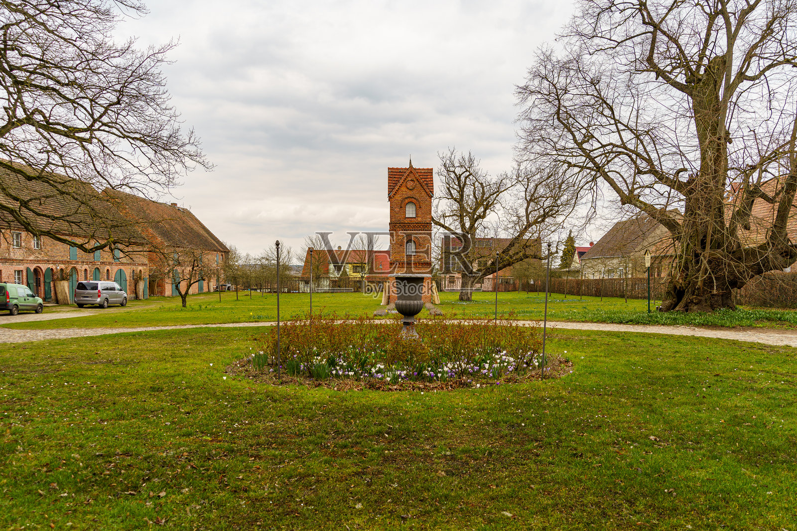 布兰登堡州克莱森-戈尔内的历史砖塔和花园照片摄影图片