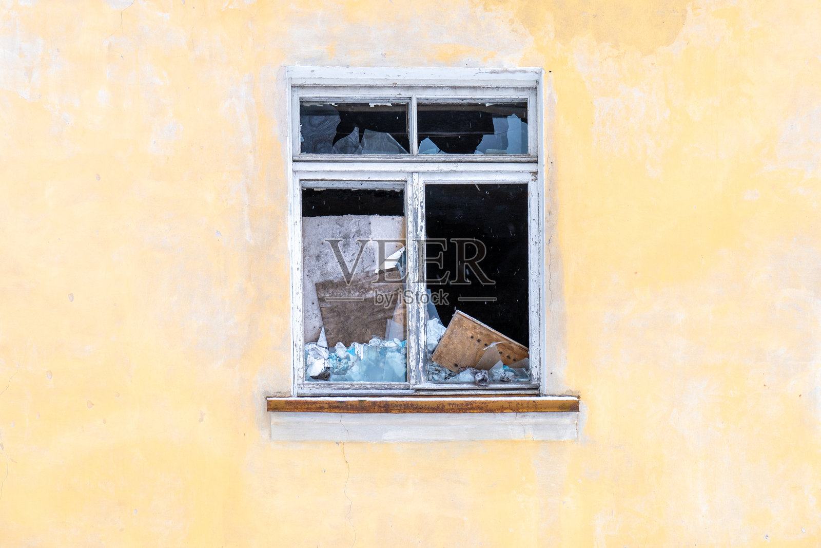 破碎的玻璃与衰败：风化的外立面照片摄影图片