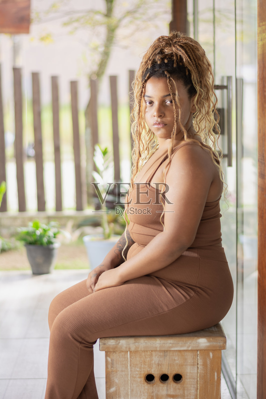 年轻的非洲裔女性自信地生活，面带灿烂的笑容，表达她的快乐。照片摄影图片