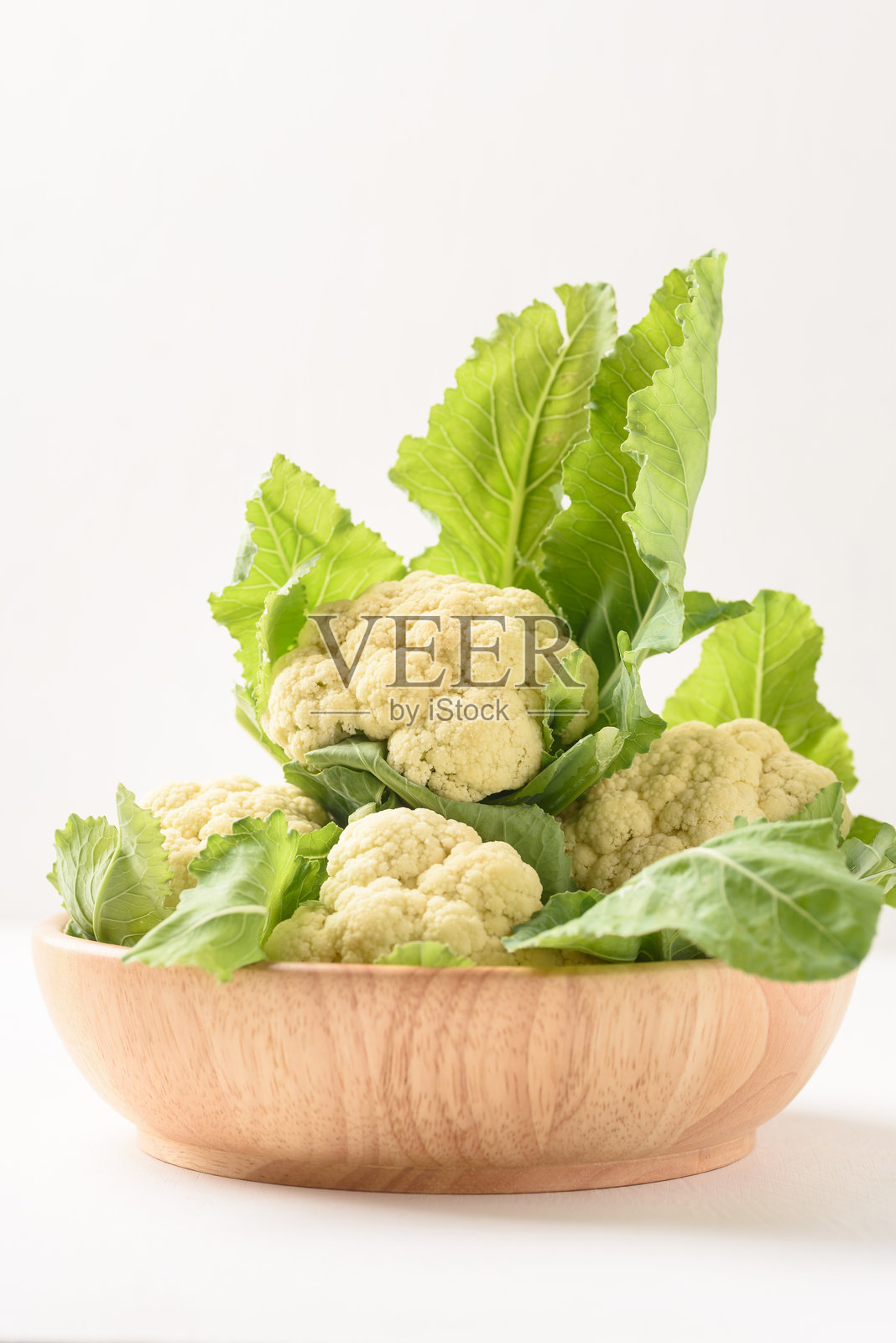 新鲜的花椰菜在白色背景上。当地有机农场出产的健康食品原料。照片摄影图片