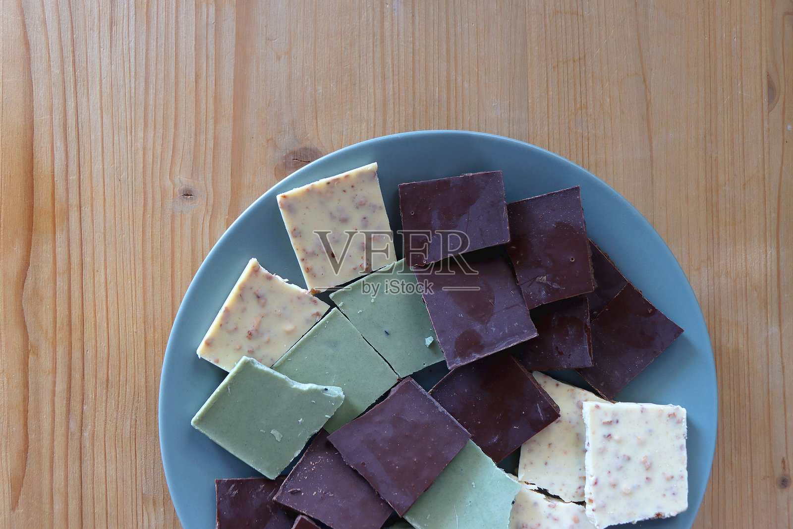 各种巧克力块的盘子照片摄影图片