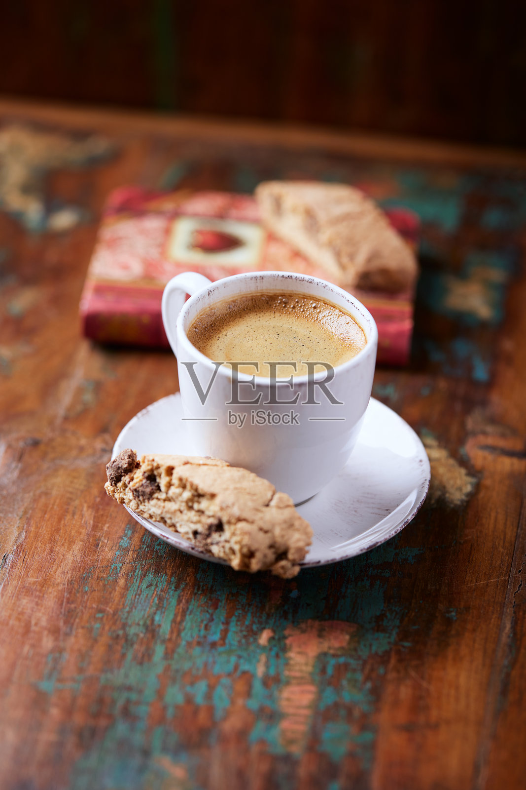 黑色木质背景上的咖啡杯和意大利饼干（Cantuccini）。留白空间。照片摄影图片