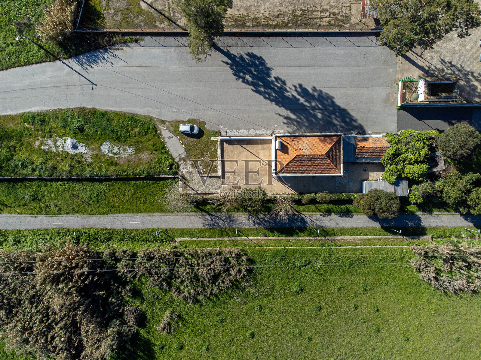 旧铁路线上建造的生态步道的鸟瞰图。照片摄影图片