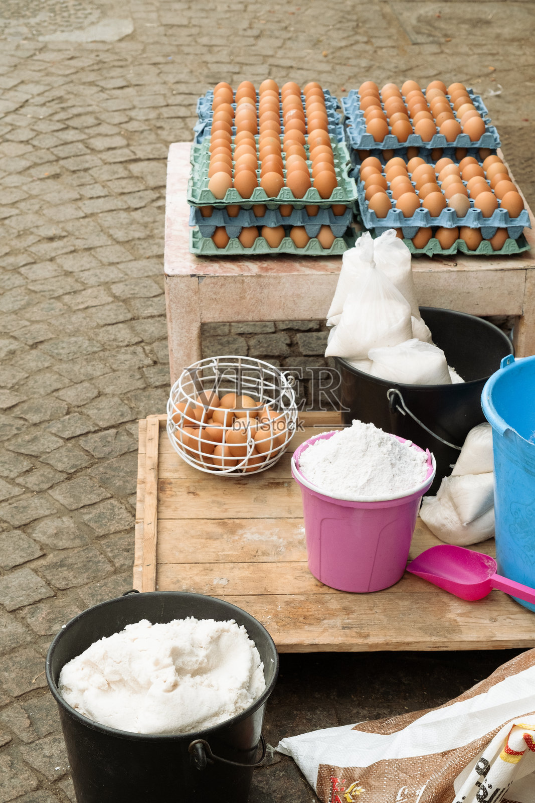 在摩洛哥马拉喀什街头制作面包的原料照片摄影图片