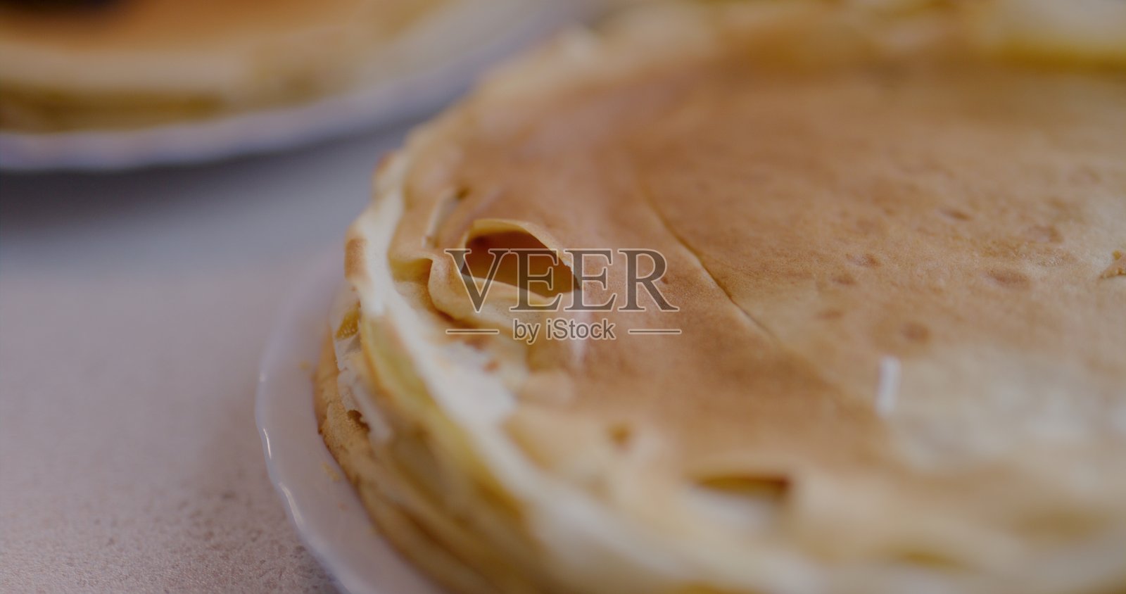 厨房里盘子上的新鲜烤制的煎饼特写照片摄影图片