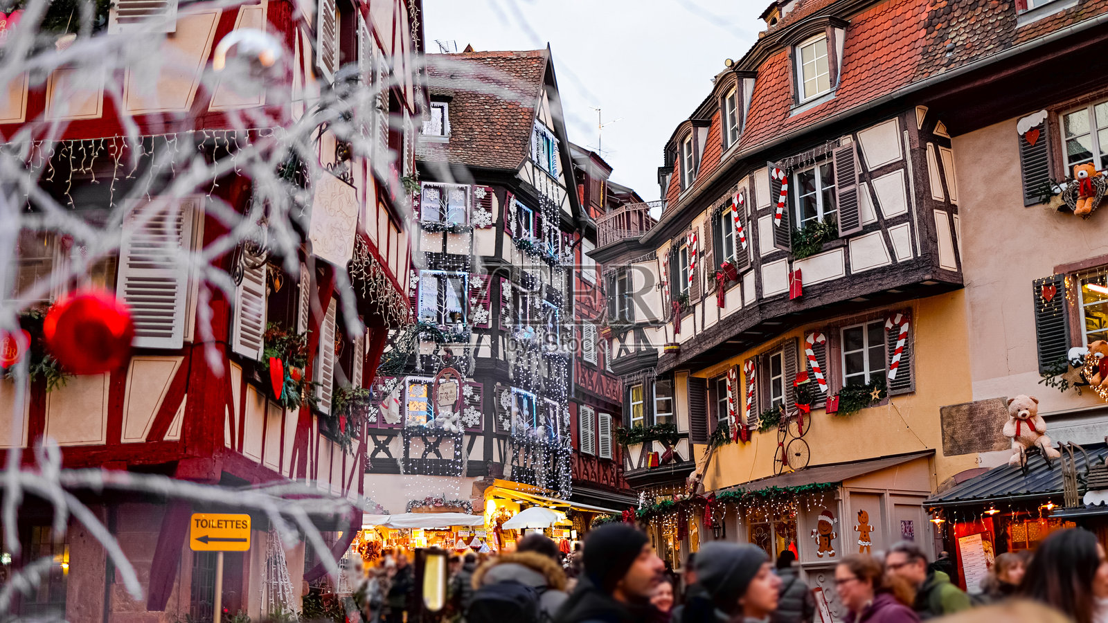 迷人的半木结构房屋，装饰着圣诞节的节日装饰，位于法国阿尔萨斯的科尔马，捕捉节日气氛，科尔马的风景如画的街道和装饰精美的半木结构房屋，圣诞节期间。照片摄影图片
