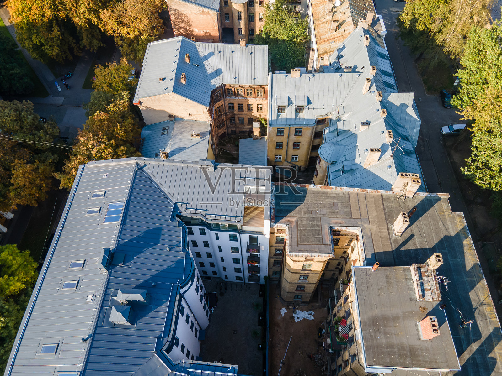 秋季树叶环绕的历史建筑鸟瞰图照片摄影图片