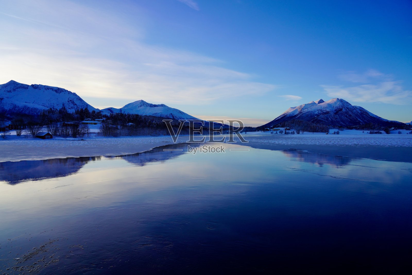 冬季山脉倒影照片摄影图片