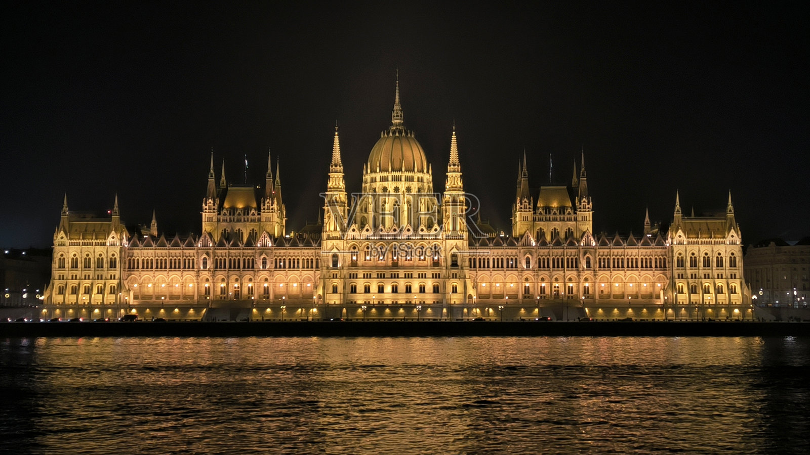 匈牙利布达佩斯多瑙河畔的国会大厦照片摄影图片