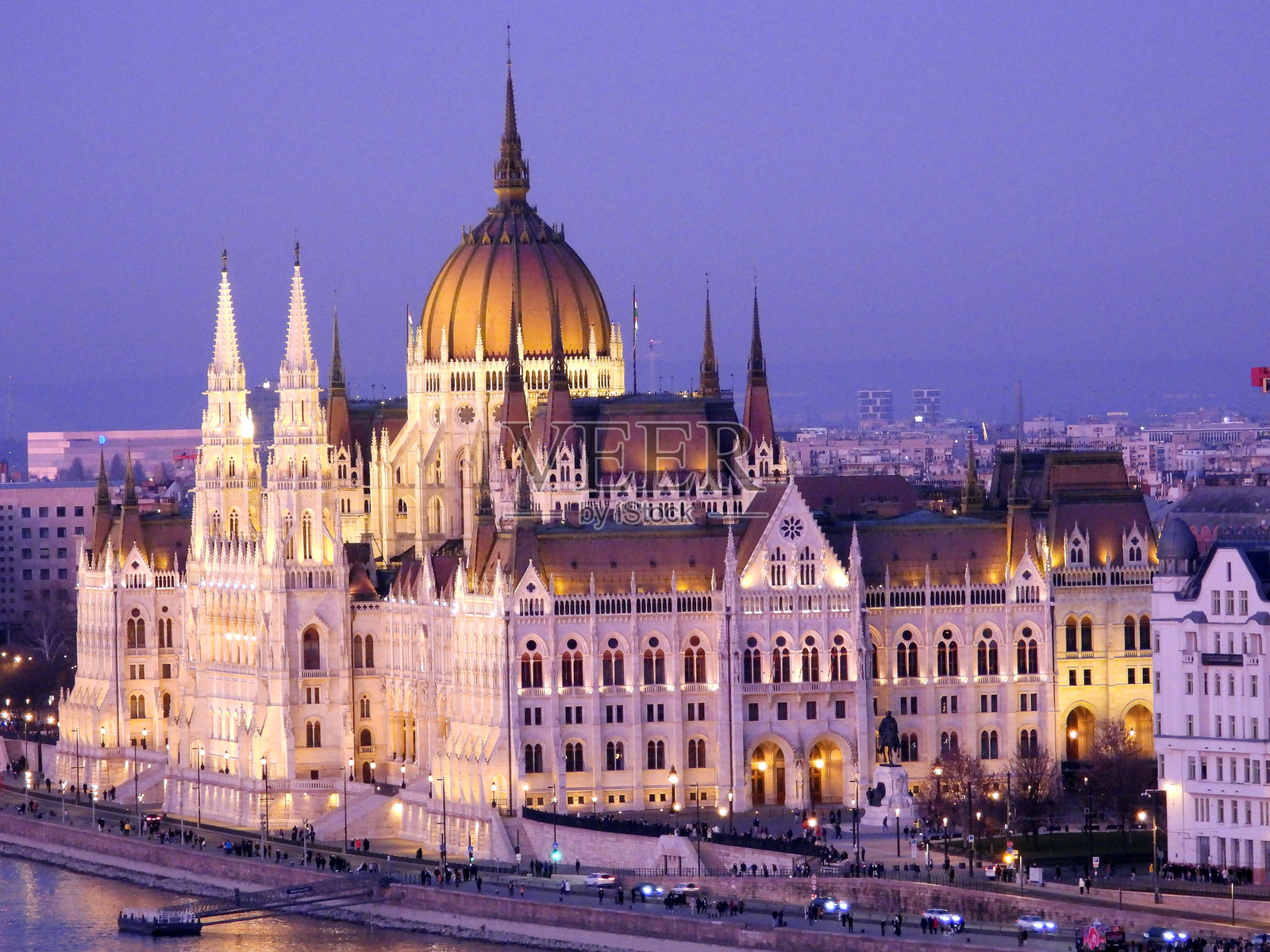 匈牙利布达佩斯多瑙河畔的国会大厦照片摄影图片