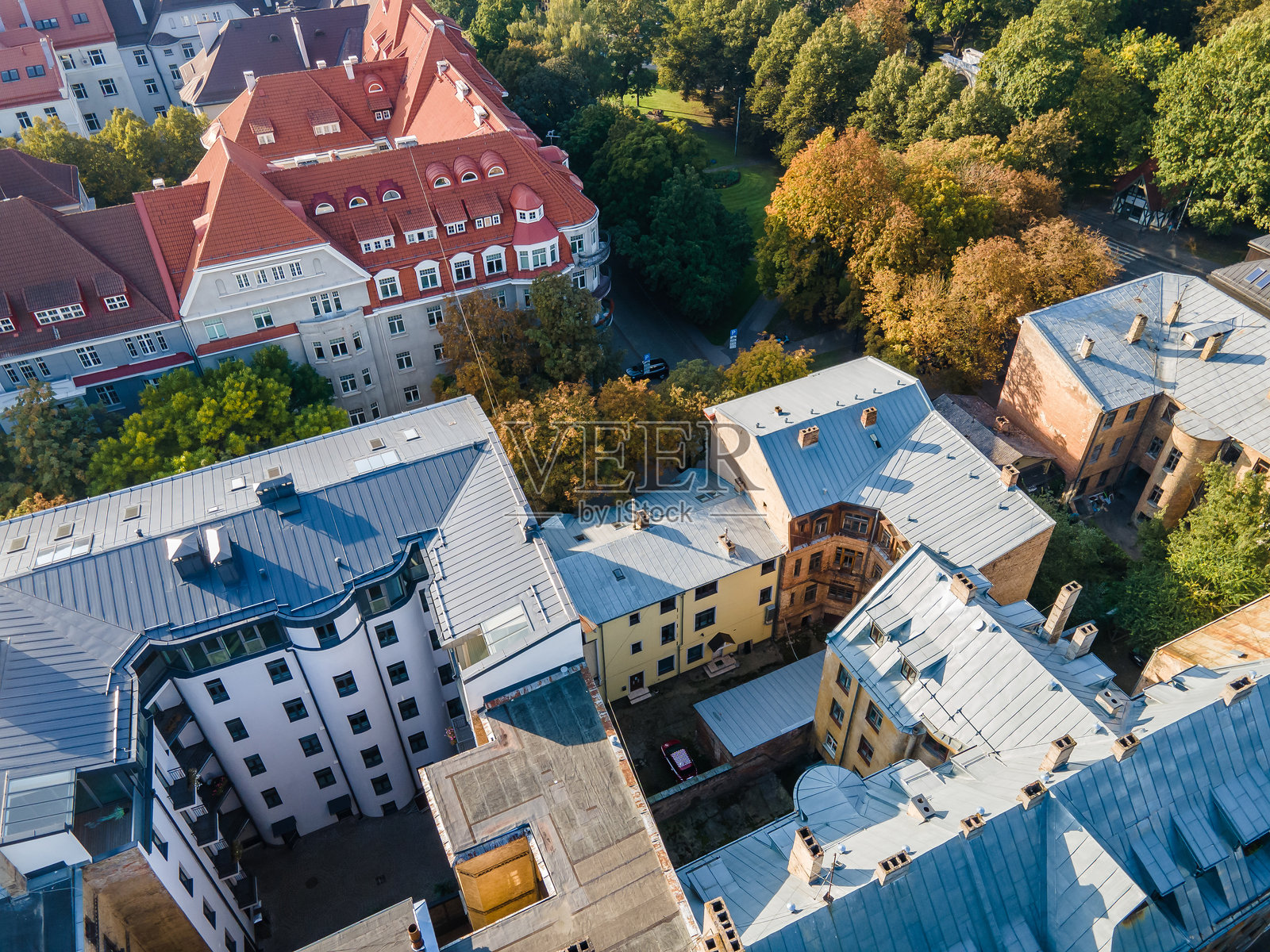 混合建筑风格和城市布局的鸟瞰图照片摄影图片