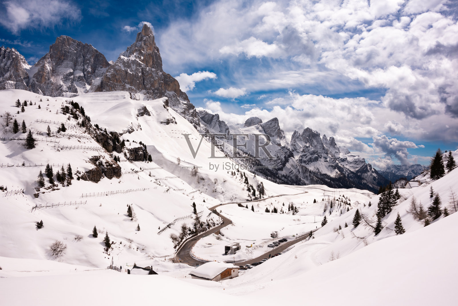 意大利多洛米蒂山脉的冬季山路照片摄影图片