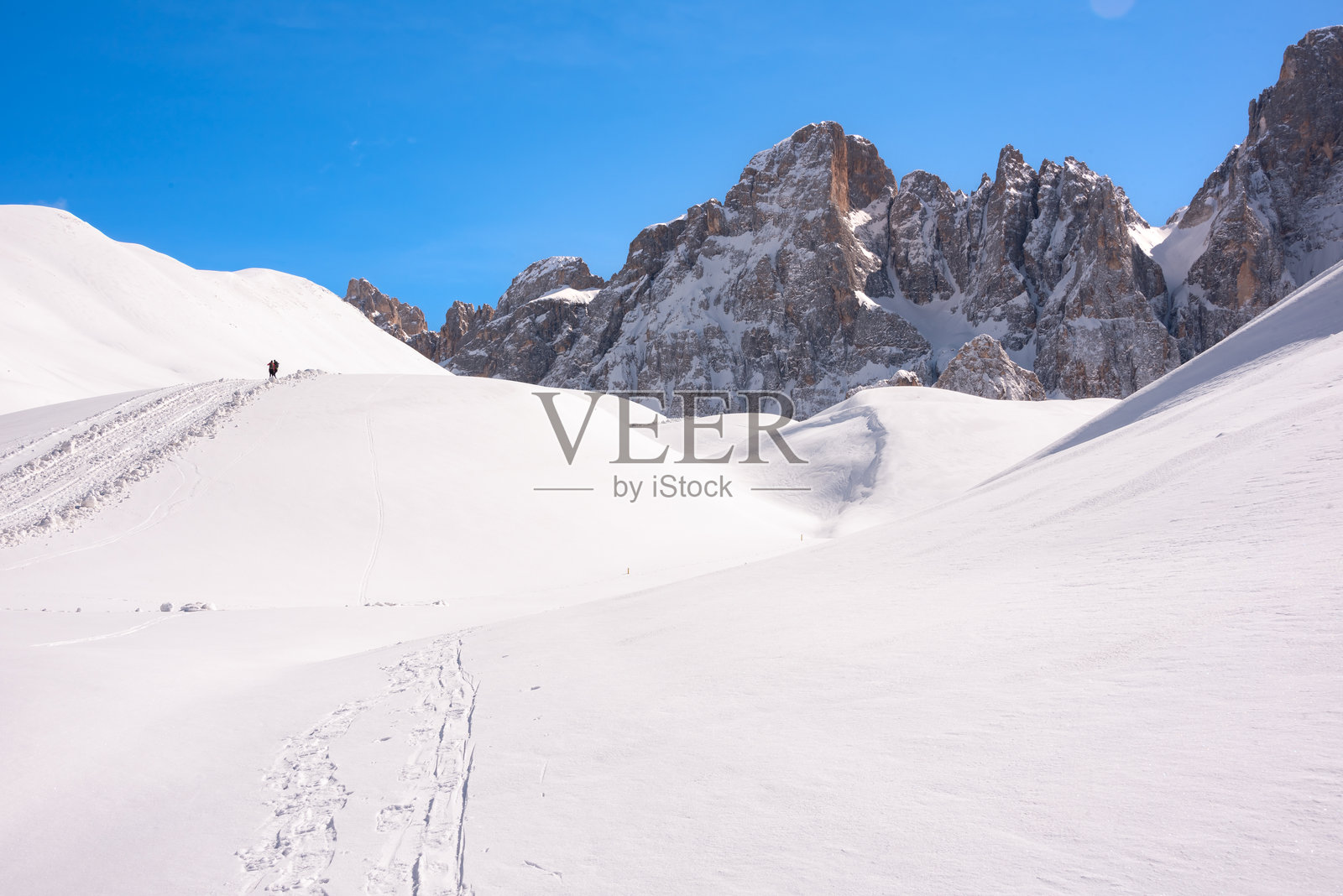 意大利多洛米蒂山脉阳光明媚的冬季山景照片摄影图片