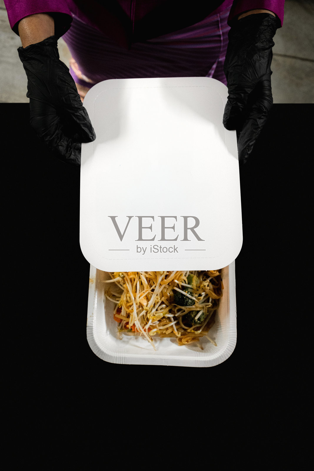 泰式米粉打包外卖，装在环保容器中，上面放有新鲜的豆芽和蔬菜，出自一家泰国餐厅。照片摄影图片