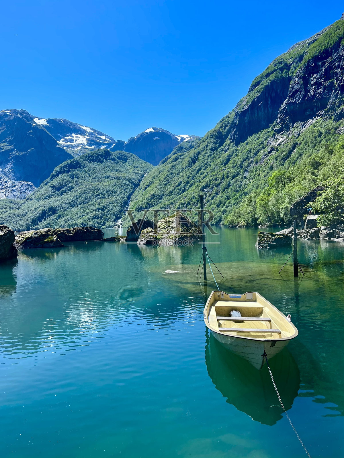 山中的一艘船照片摄影图片