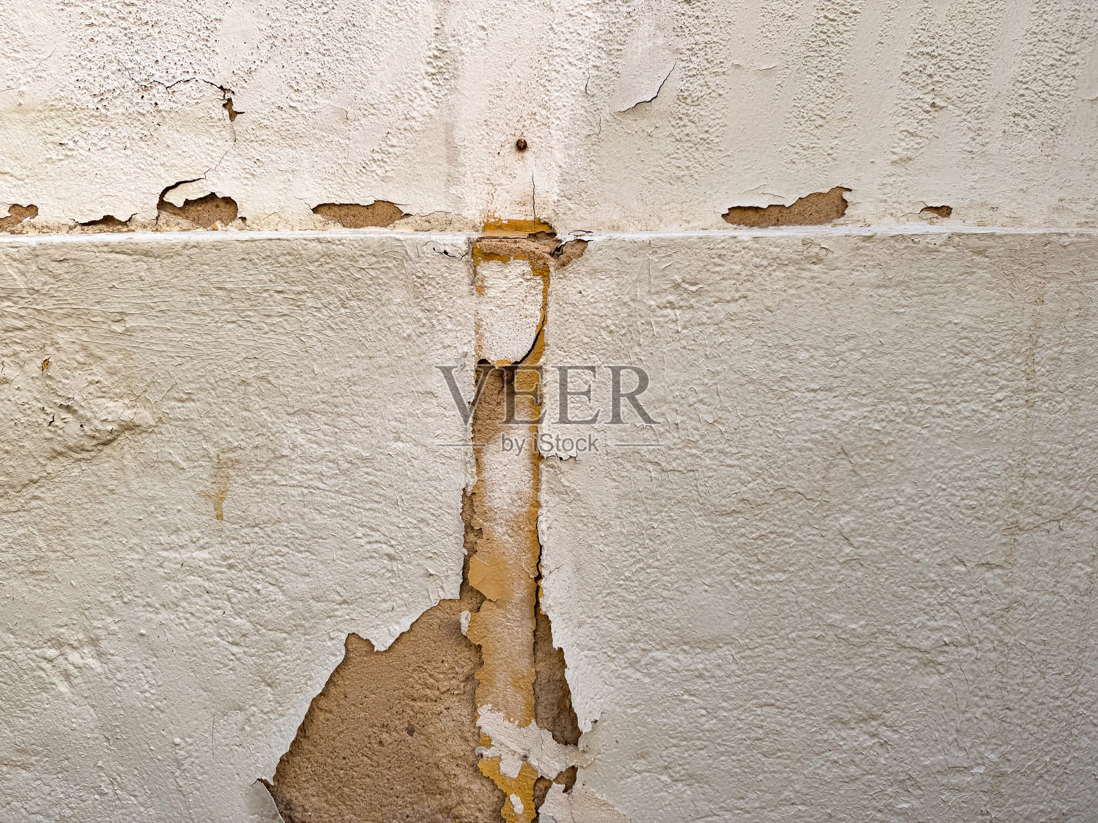 剥落的墙面纹理，裂缝暴露出老旧建筑的底层结构照片摄影图片