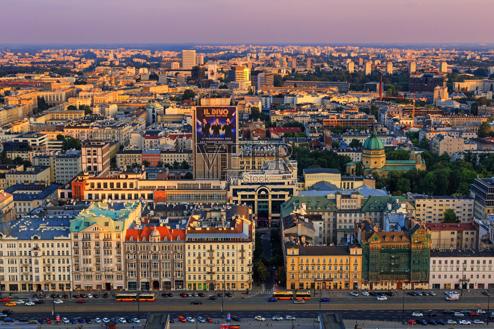 日落时分的城市风景 - 从高处俯瞰华沙市中心的斯罗德米耶斯季区的耶路撒冷大道和科希基邻里照片摄影图片