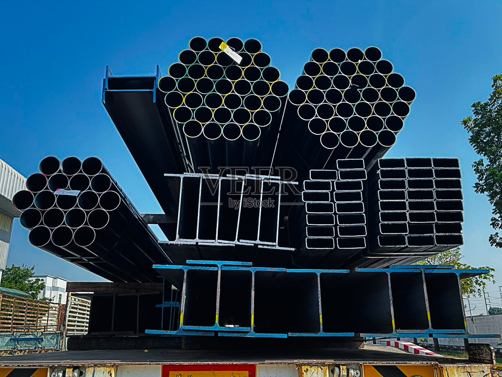 工厂建设用钢管组，工厂设备，钢管，工业金属仓库，角铁，C型钢，工程建设产品，设备，钢管。照片摄影图片