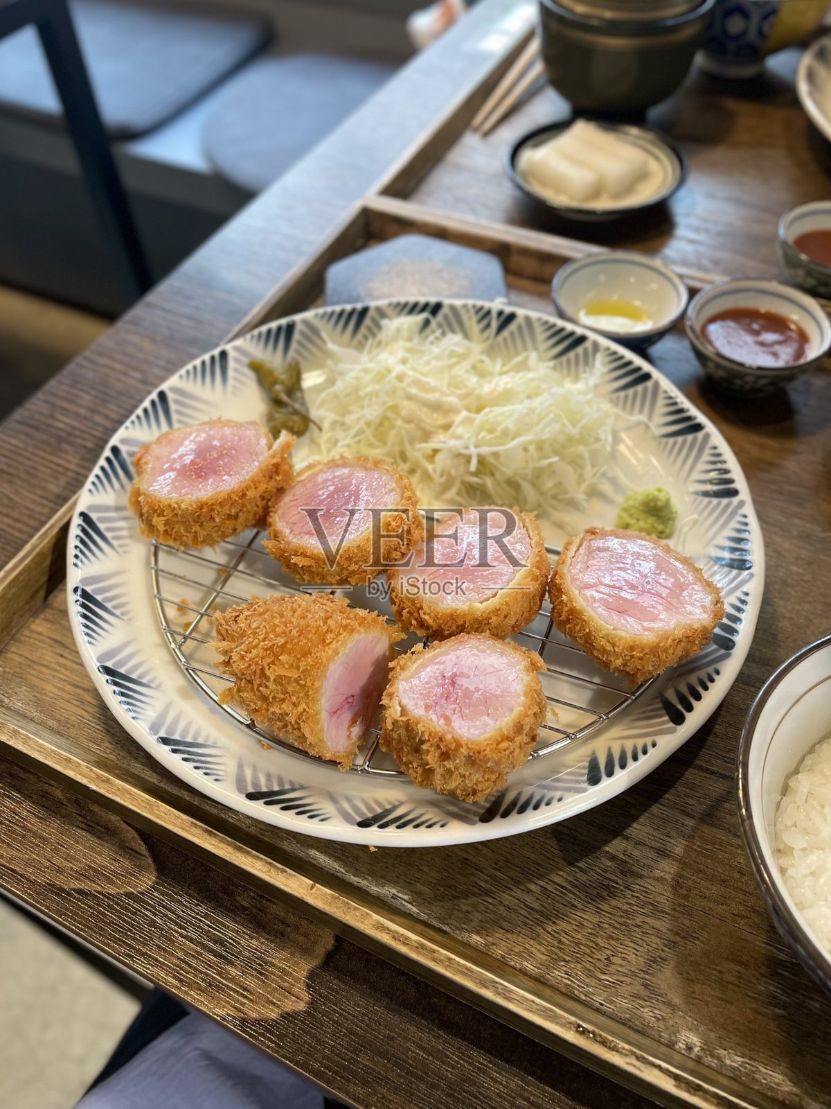 炸猪排配沙拉和米饭 - 酥脆的炸猪排，日式炸猪排，日本料理照片摄影图片