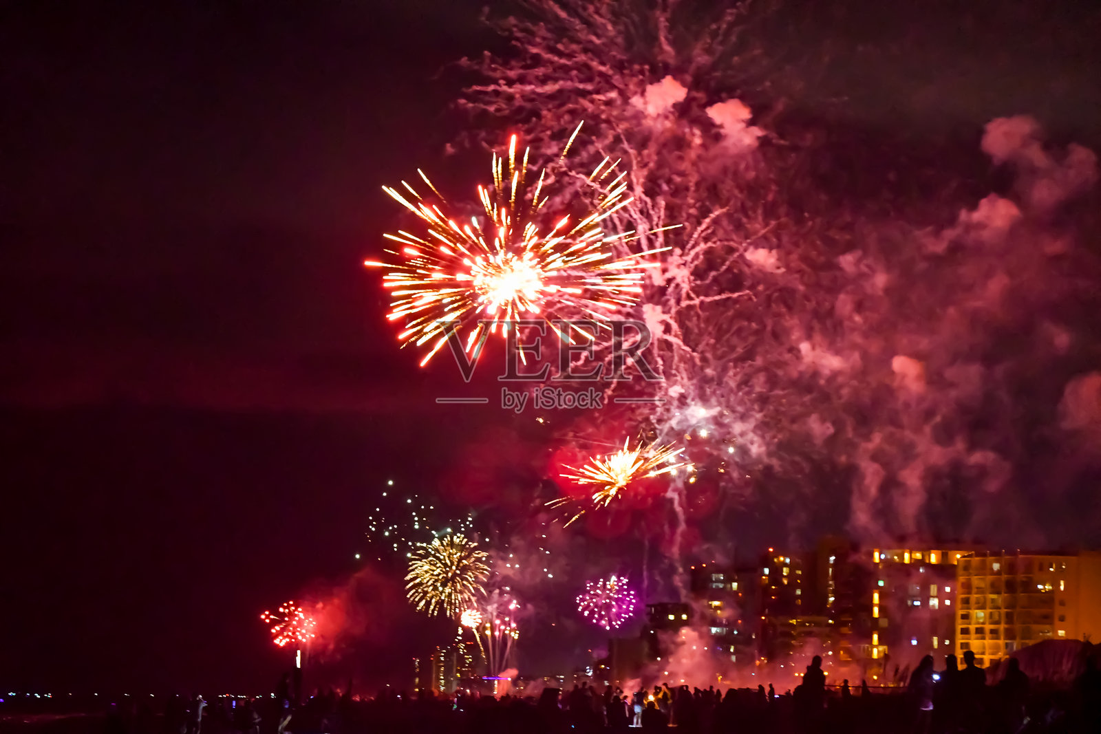 海滩上的烟花照片摄影图片
