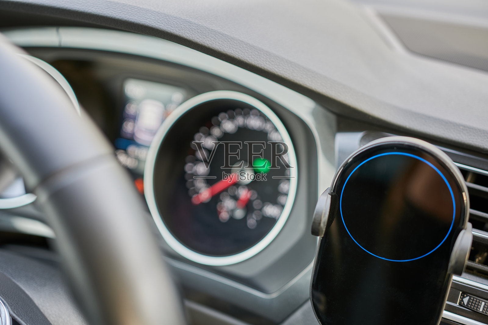 现代汽车仪表盘和方向盘的特写。照片摄影图片