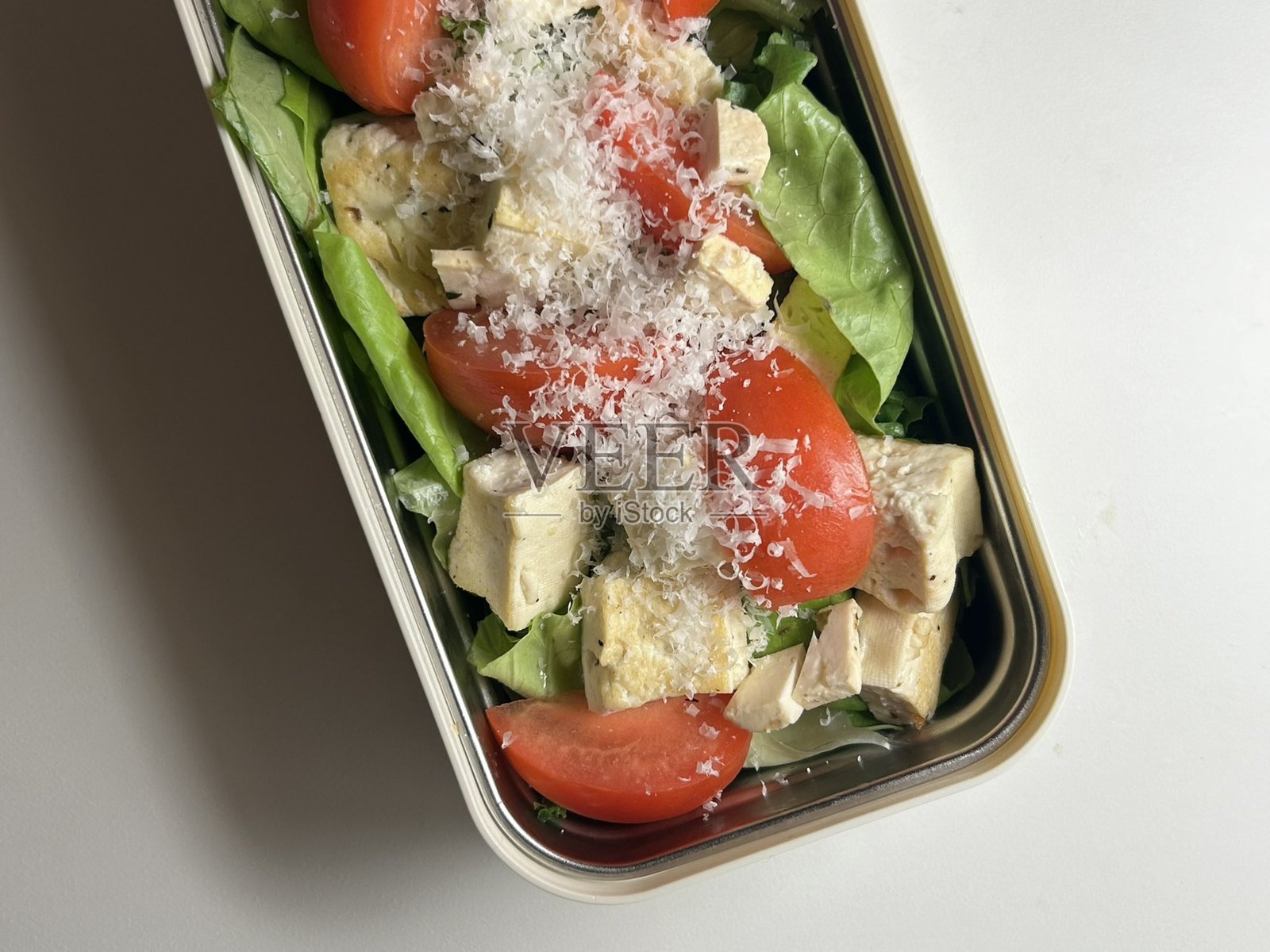 韩式便当，包含米饭、各种配菜、鸡蛋、香肠、蒸西兰花和泡菜。盛放在金属韩式便当盒中。照片摄影图片