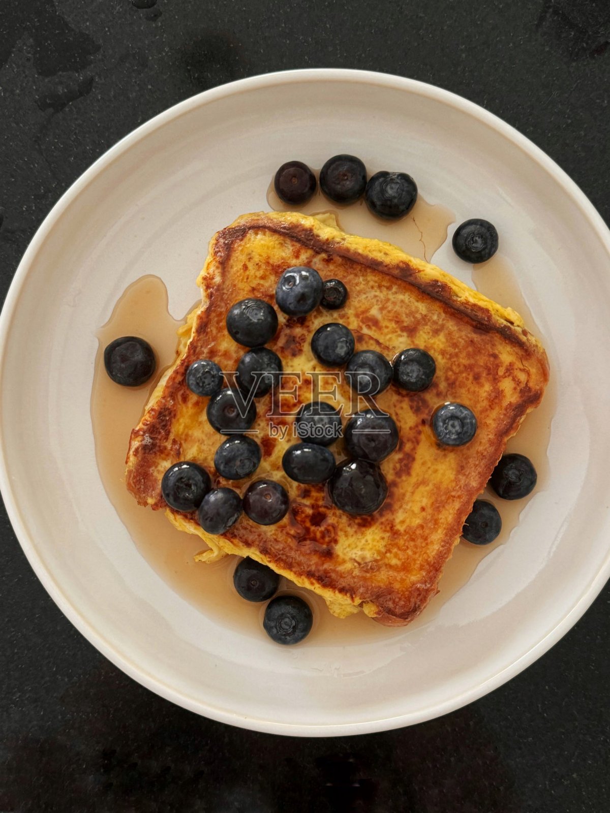 自制温热黄油吐司早餐放在盘子里照片摄影图片