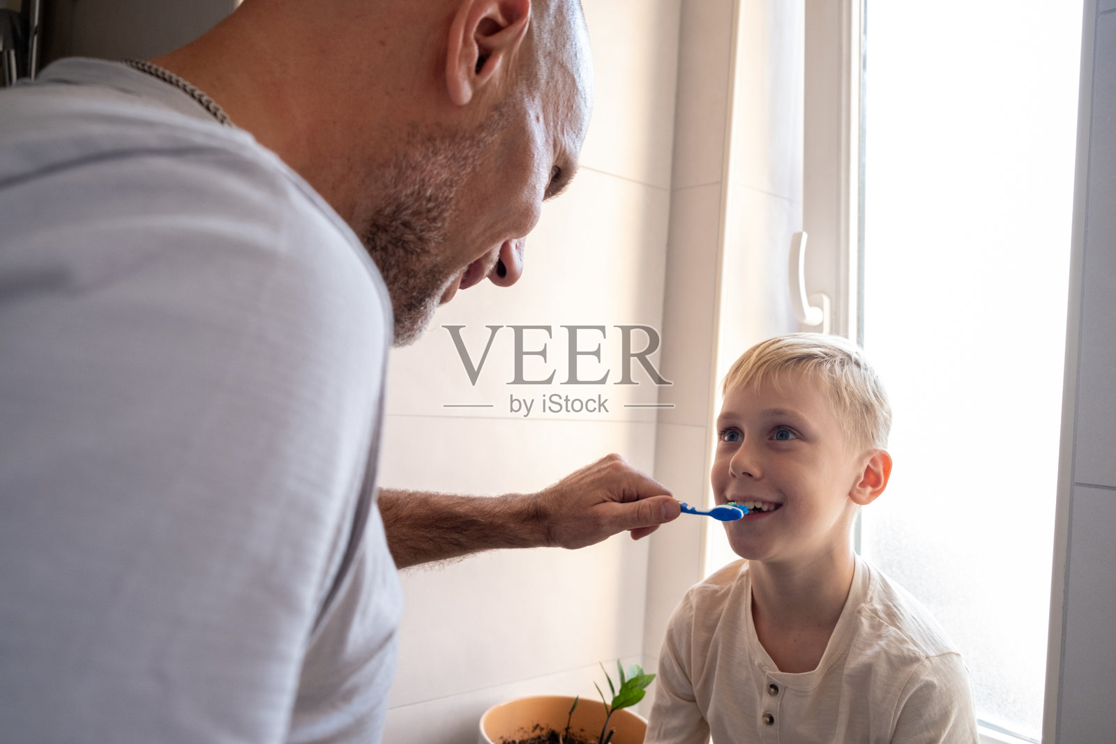父亲和儿子一起刷牙照片摄影图片