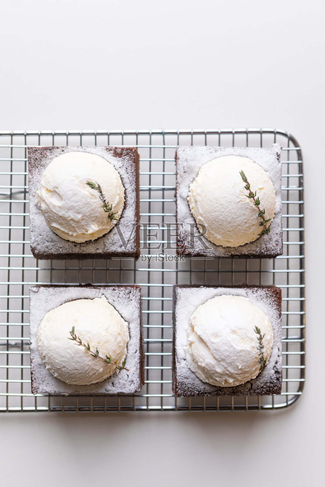 冰淇淋覆盖的布朗尼蛋糕照片摄影图片