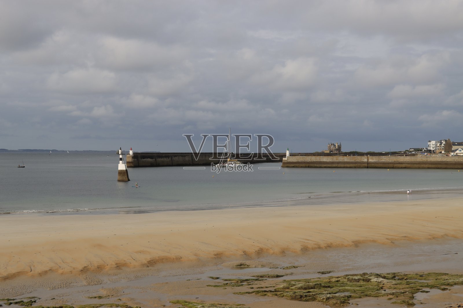 游客们在基贝龙享受假期照片摄影图片