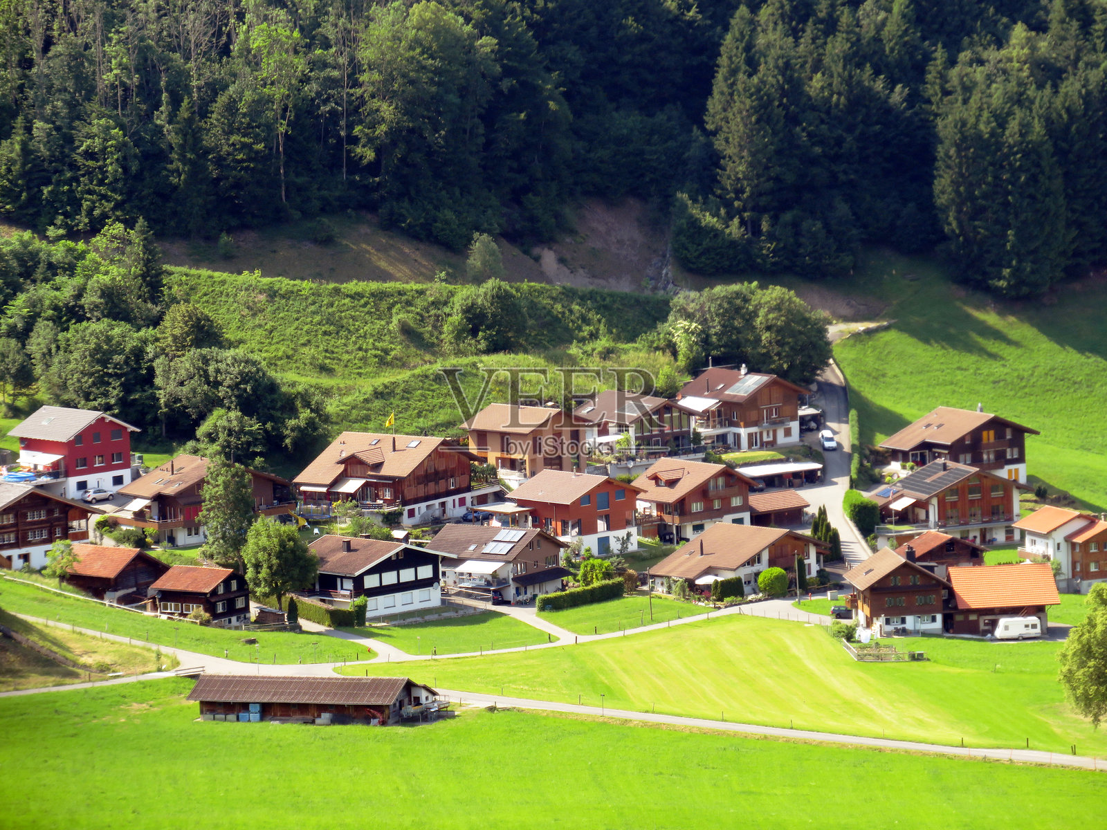 湖龙根湖畔的传统乡村建筑和家庭养殖农场 - 瑞士奥布瓦尔德州照片摄影图片