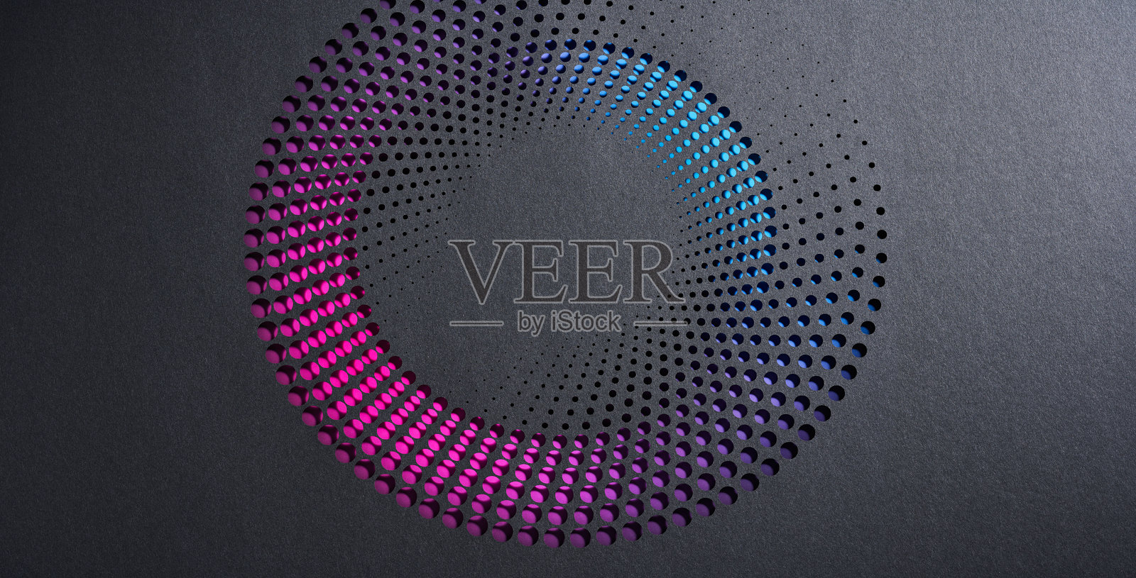 穿孔黑纸的圆形渐变图案，展现出鲜艳的粉色和蓝色，形成动感效果。照片摄影图片