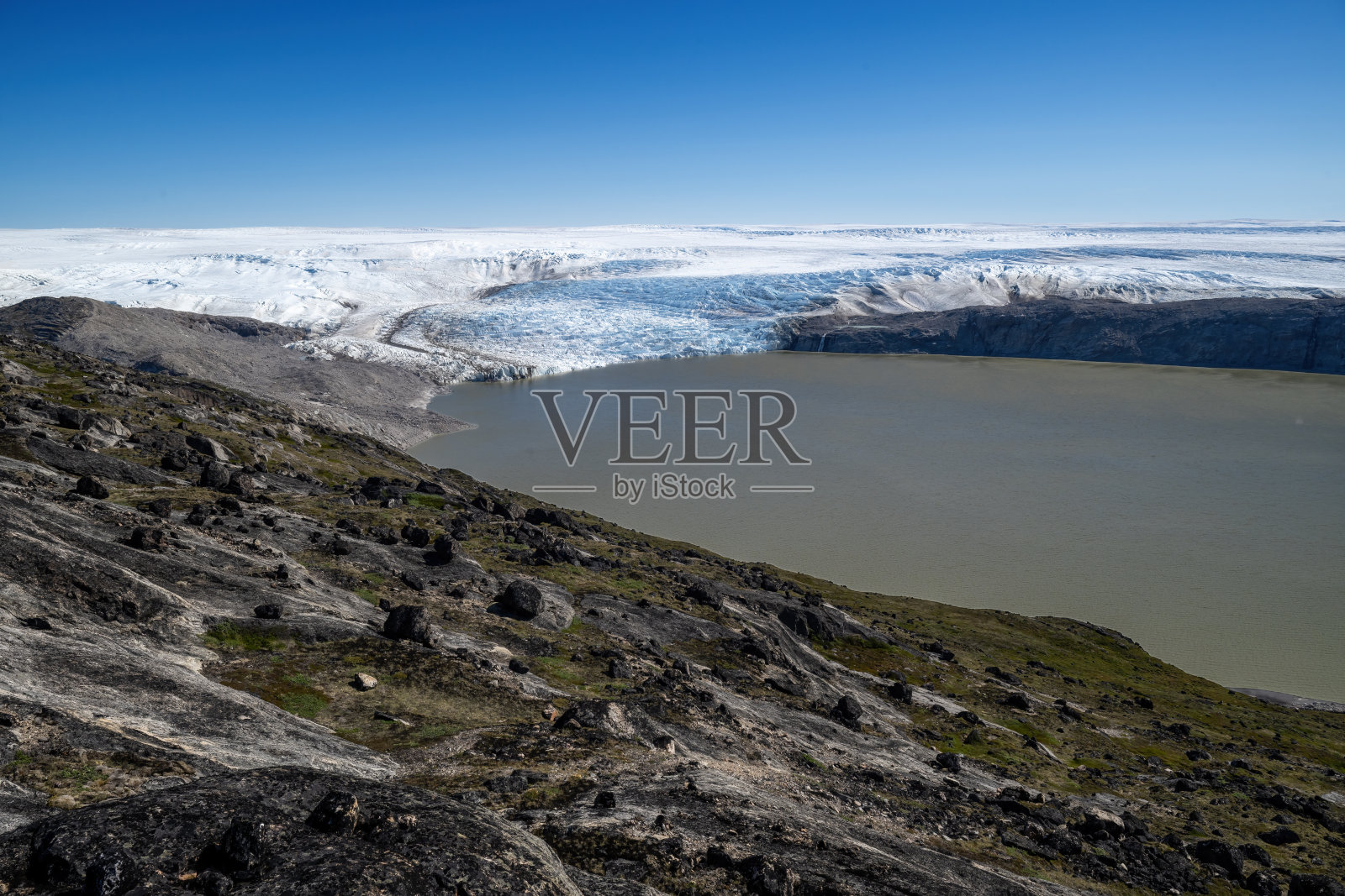 格林兰伊卢利萨特地区的冻土湖泊，背景是格林兰冰盖照片摄影图片