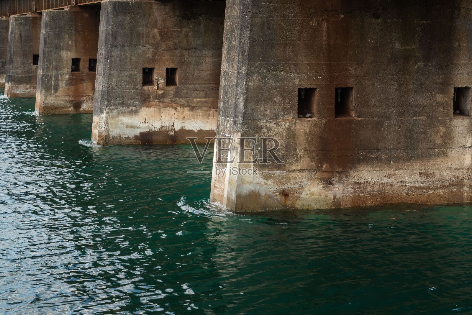 新西兰陶朗加的铁路桥照片摄影图片