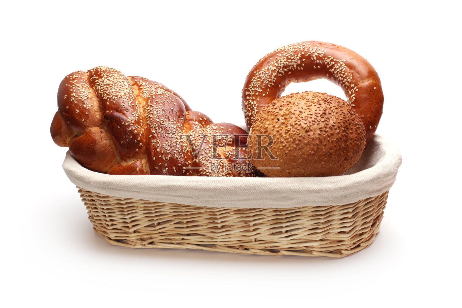 白色背景上的草篮中装有各种烘焙面包。照片摄影图片