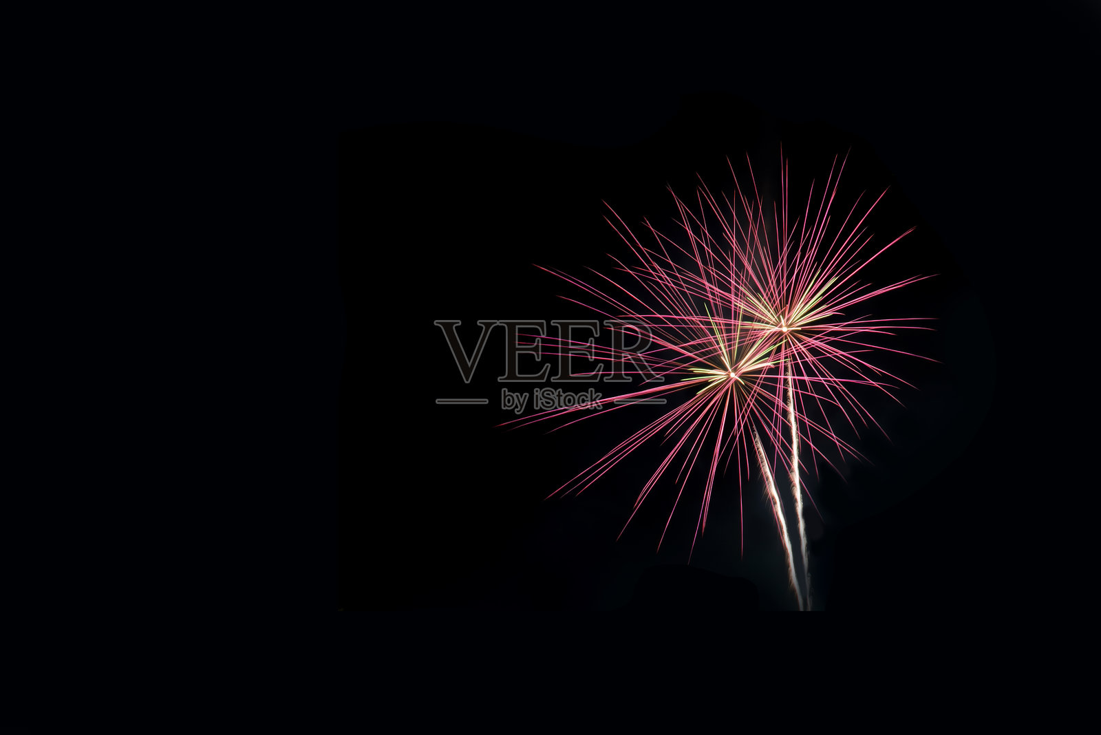 烟花庆祝活动 2025 新年快乐，中国日或美国国庆周年派对，黑夜背景下的美丽烟花概念。照片摄影图片