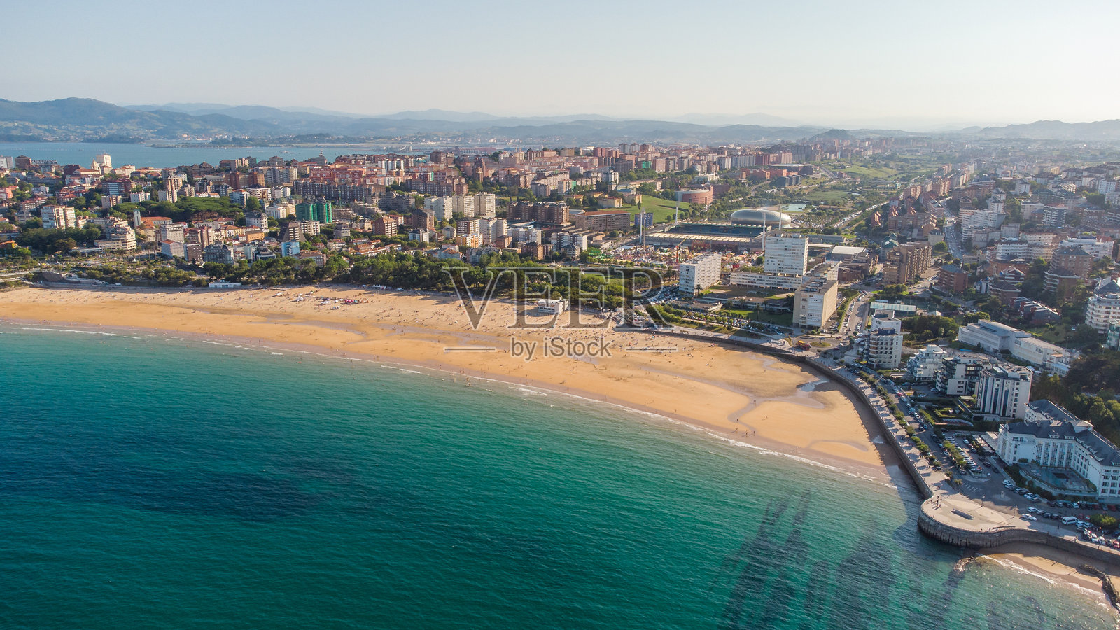 桑坦德市的全景鸟瞰图。埃尔萨尔迪内罗海滩的景观。照片摄影图片