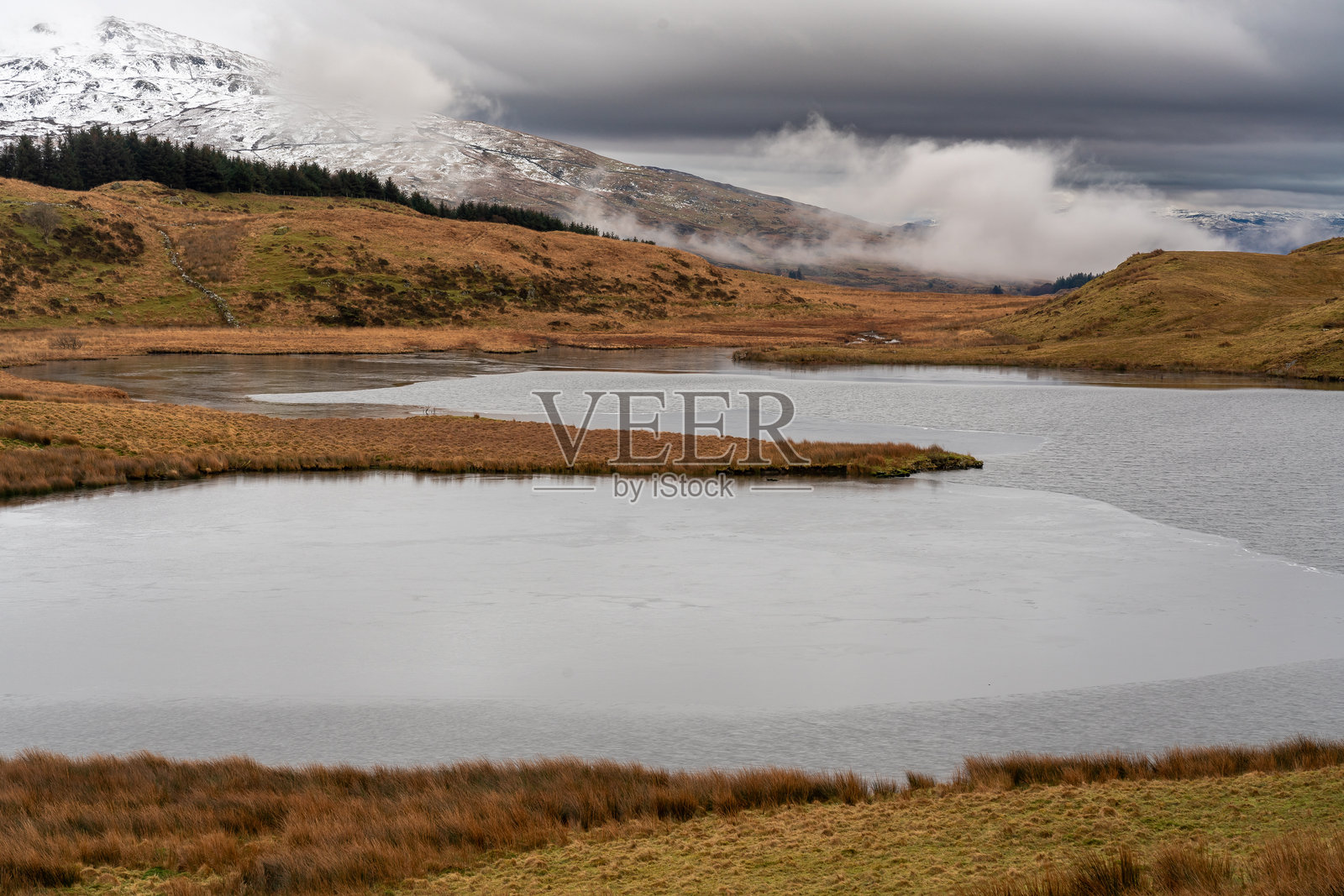 迪瓦尔肯湖与斯诺登山脉边缘及山谷中的雾气，瑞德杜，斯诺登国家公园，威尔士，英国照片摄影图片