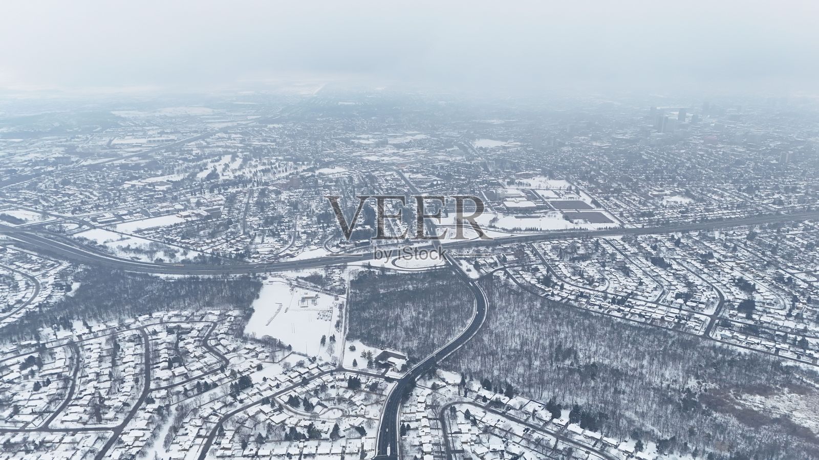 冬季覆盖在雪中的安大略省基奇纳的鸟瞰图照片摄影图片