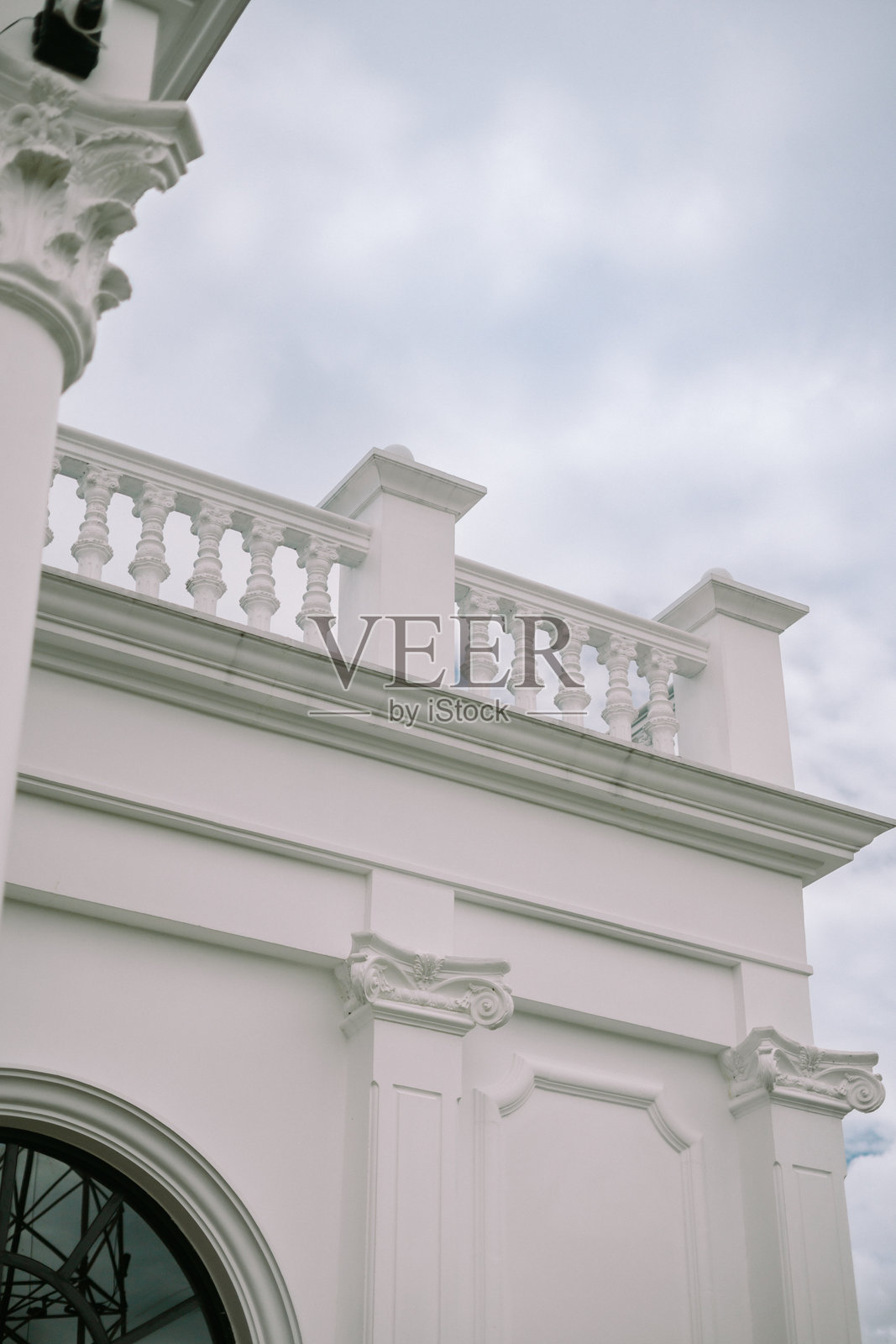 优雅的白色建筑立面，真美。照片摄影图片