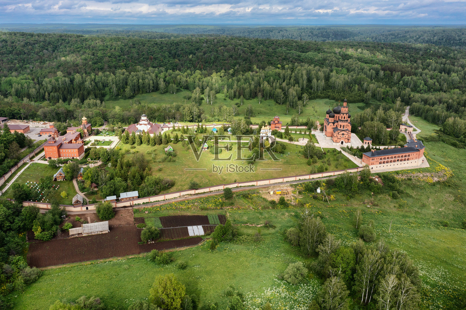 南乌拉尔，巴什科尔托斯坦，圣乔治修道院的假期。鸟瞰图。照片摄影图片