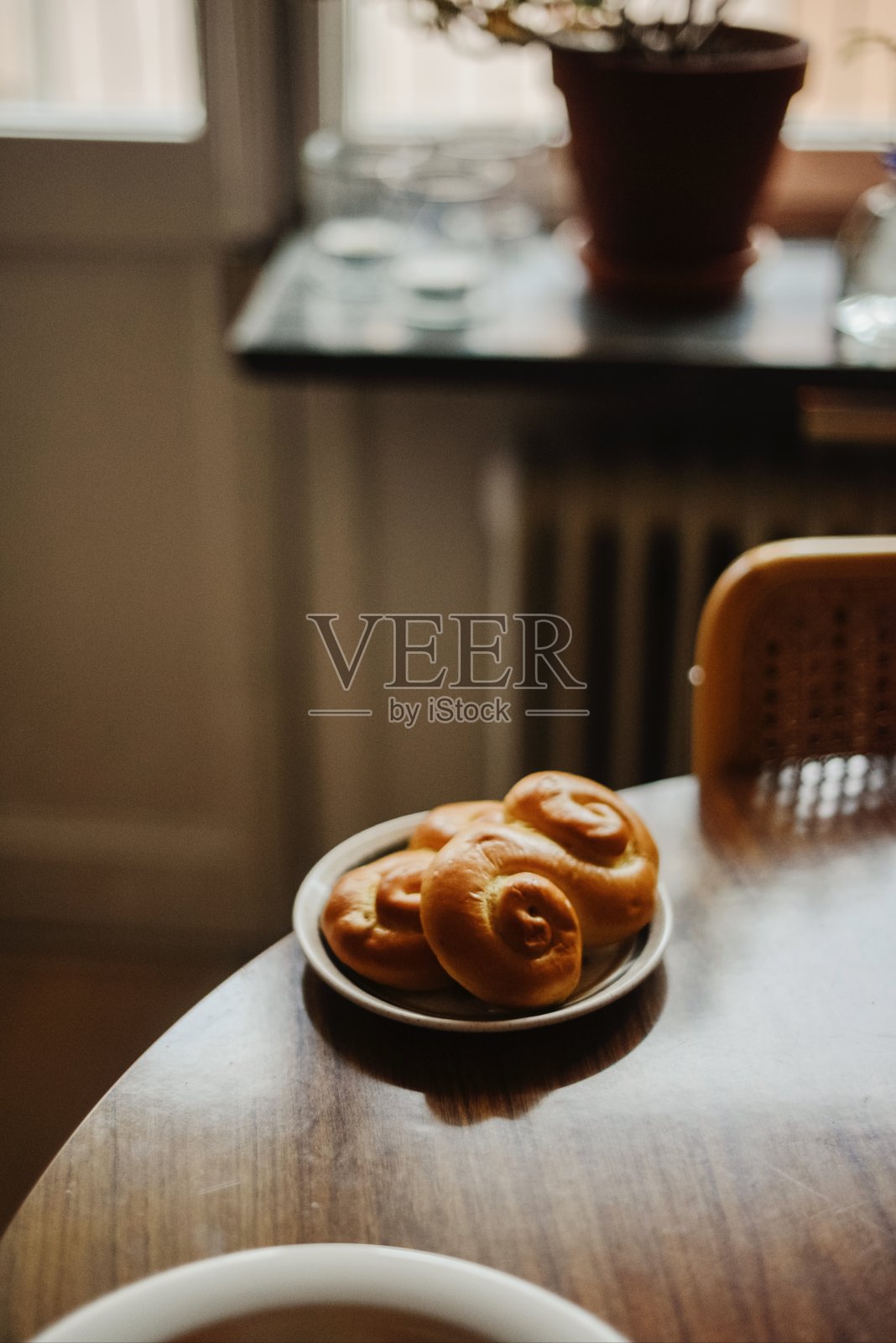 桌子上的甜点特写照片摄影图片