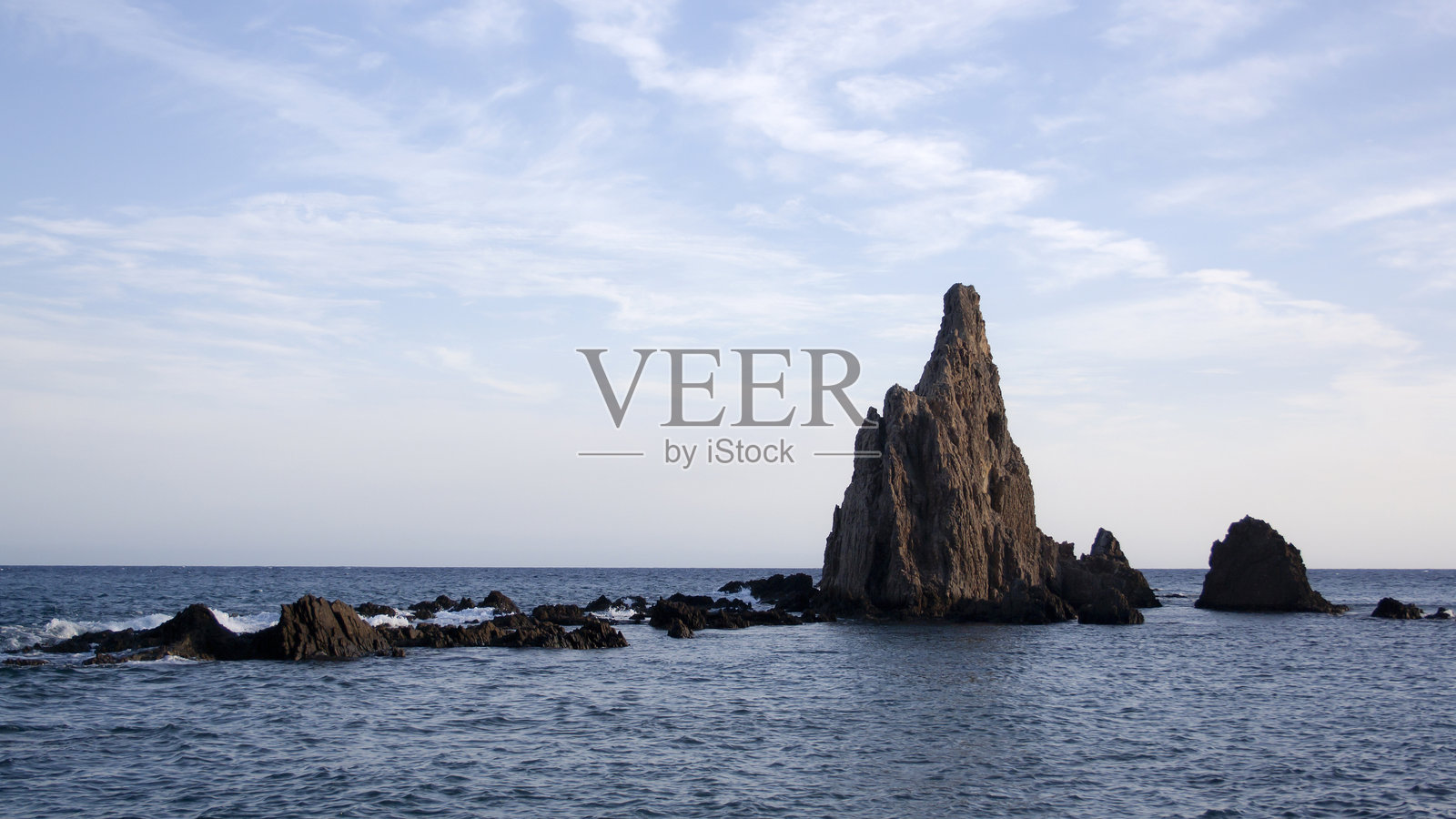 在加那利群岛的埃尔希罗岛，罗克·德·博南萨从大西洋中浮现。照片摄影图片