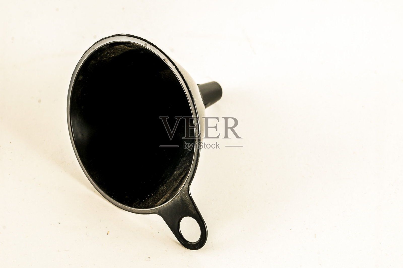 一个黑色漏斗放在白色背景上照片摄影图片