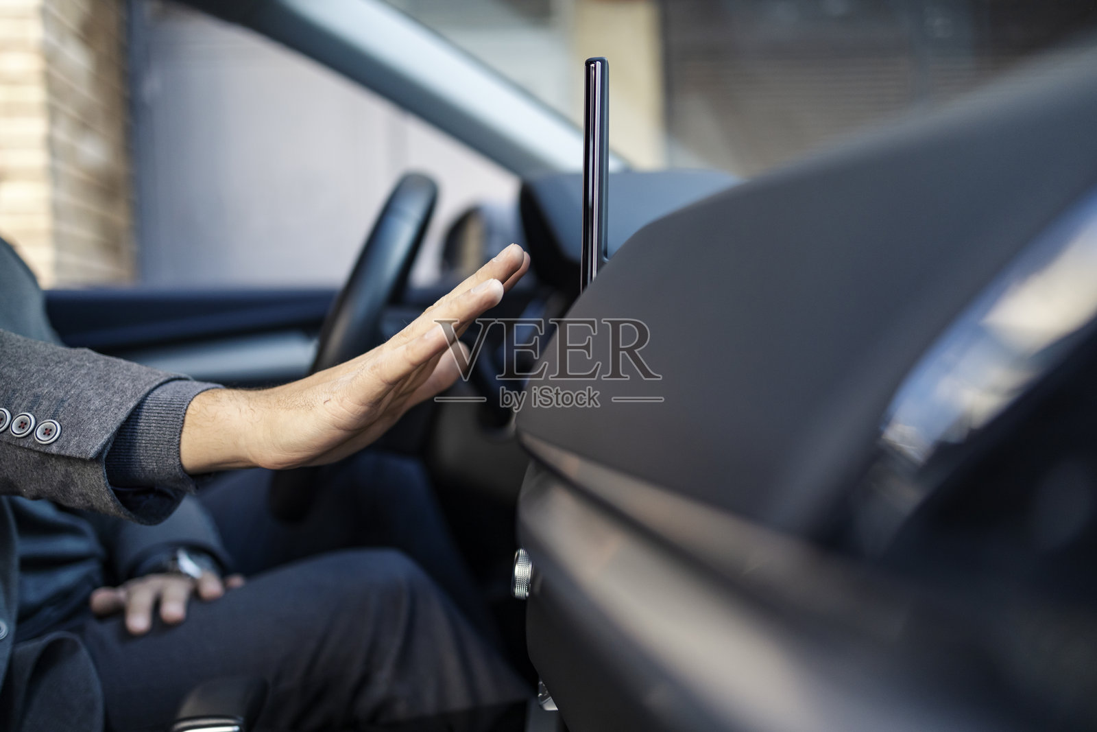 手部特写检查汽车的暖气。照片摄影图片