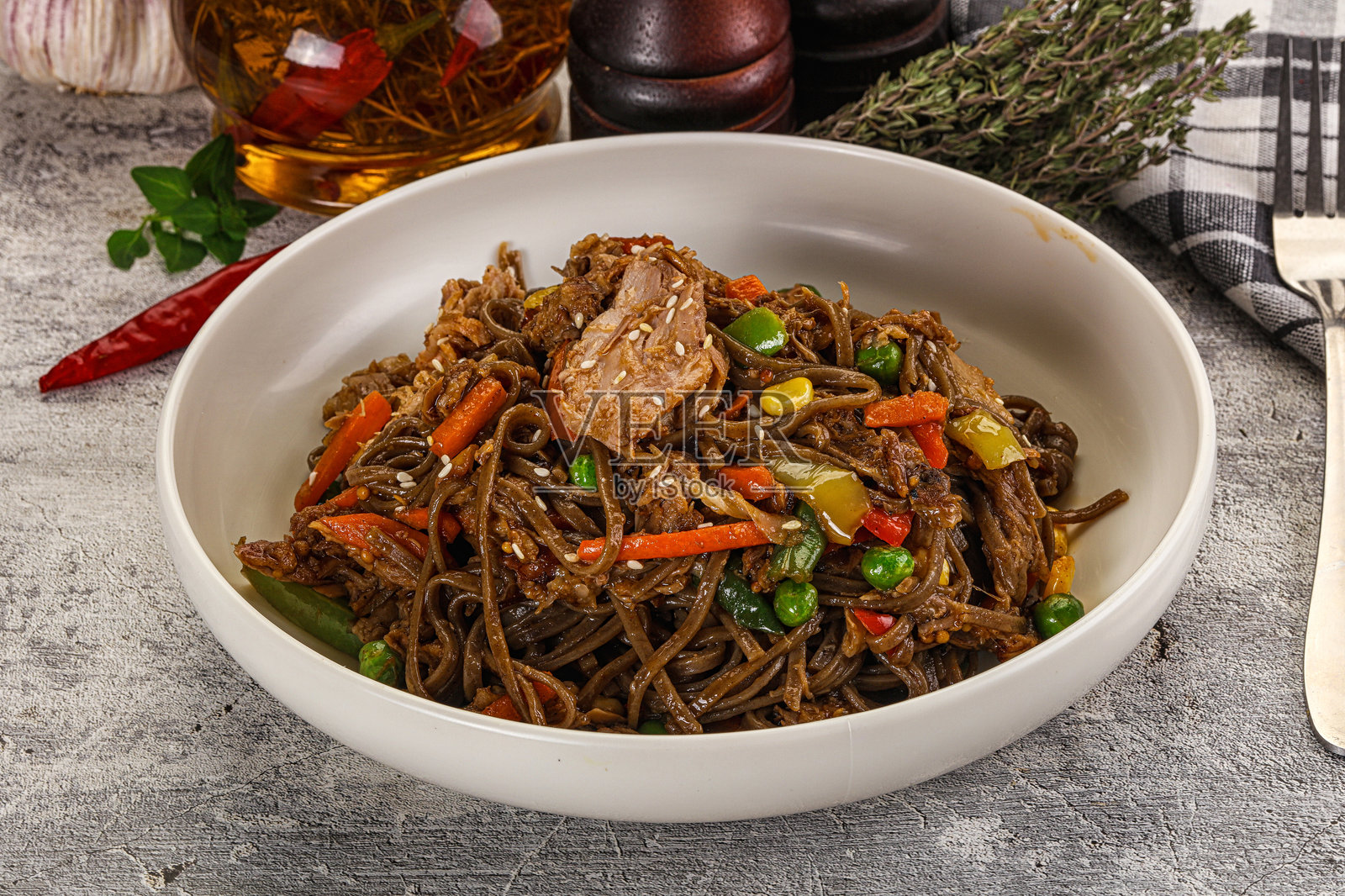 猪肉 shredded 和蔬菜的荞麦面照片摄影图片