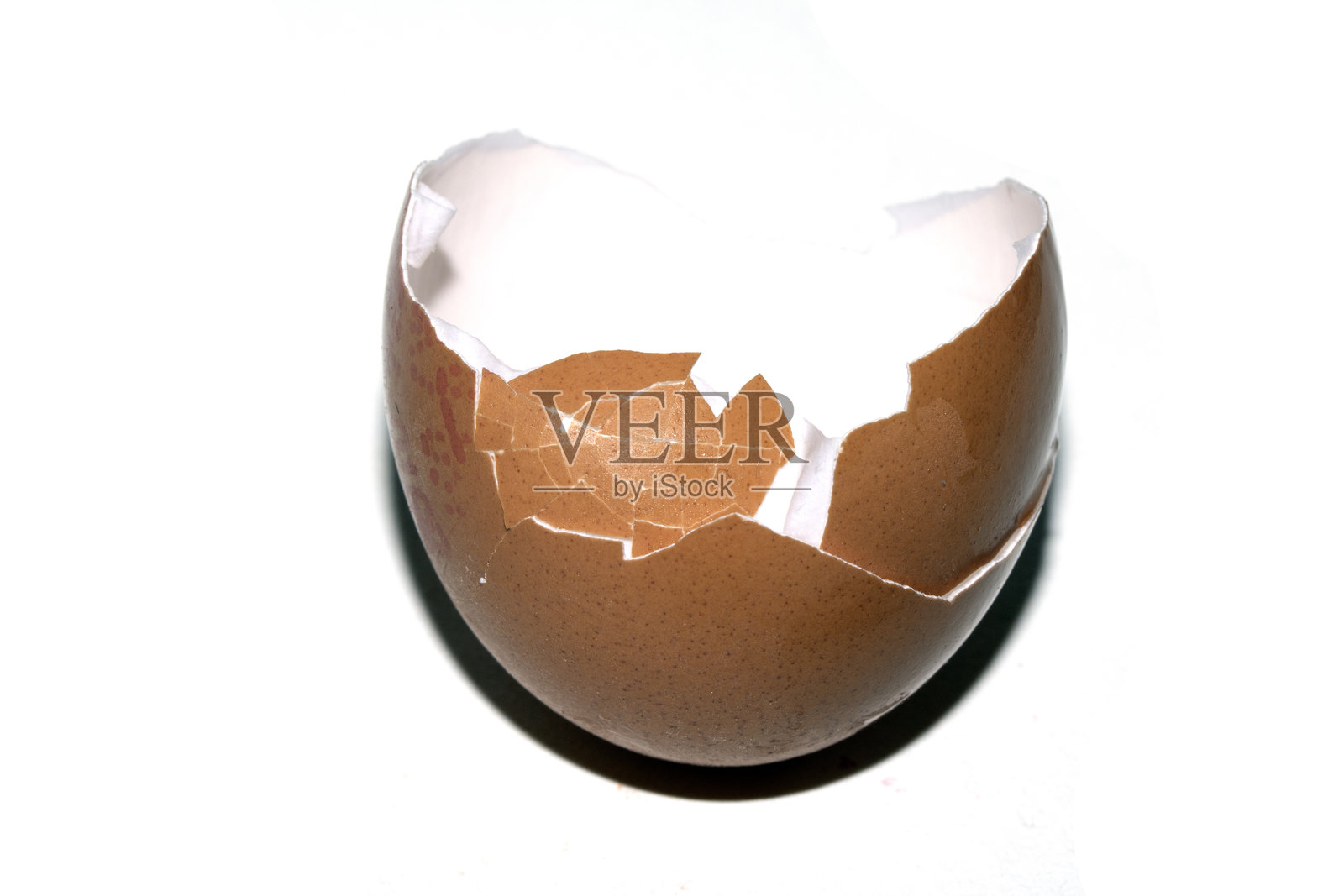 白色背景上破裂剥落的蛋壳特写照片摄影图片