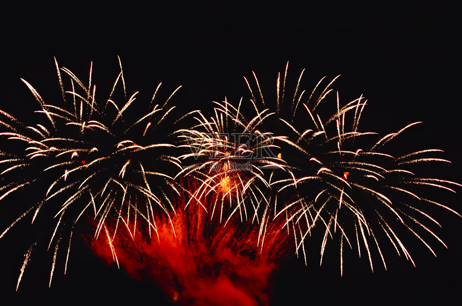 夜空中绽放着五彩缤纷的烟花。照片摄影图片