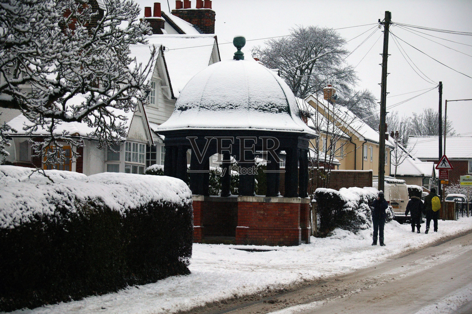 埃尔森汉姆，埃塞克斯的雪覆盖空旷街道，剑桥线路关闭照片摄影图片
