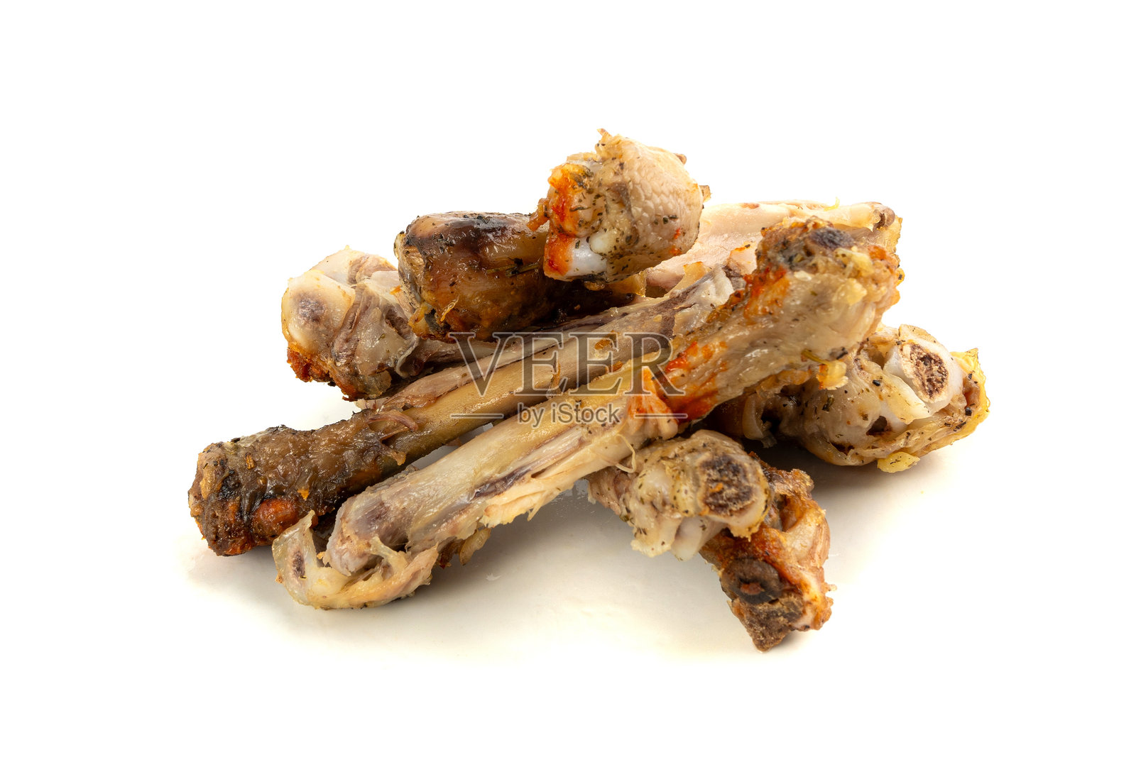 剩下的鸡肉，脏盘子上的未吃完的烤鸡，晚餐后的肉块和骨头照片摄影图片